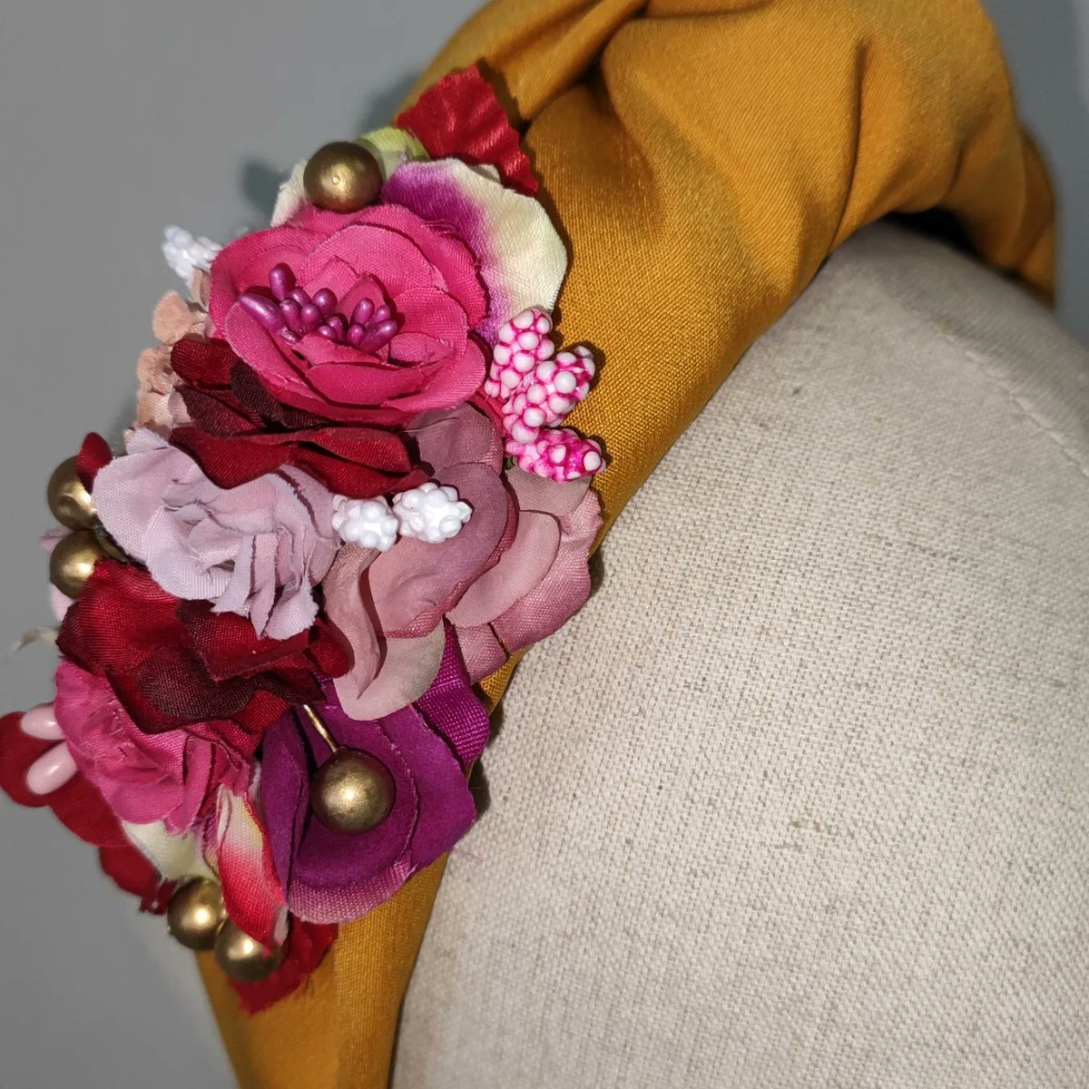 Hola #conjuntadas 👏

Hoy os traigo una preciosa #diadema de tela con un #broche floral extraíble de #adorno. Diseño #personalizado para #invitadas.
Os gusta?
Precio 29,90€ con envío

Contacta sin compromiso! 
WhatsApp 678246524.

Tenemos diseños creados conjuntadisima.com