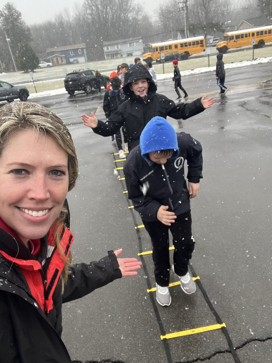 Stubbs_Tiff's tweet photo. Week 5 of Wednesday Winter Run Club!! @Bville_Bees @RayBville  🐝 ❄️ 🏃🏼‍♀️ 🏃🏽 https://t.co/T94Y6qvE8w