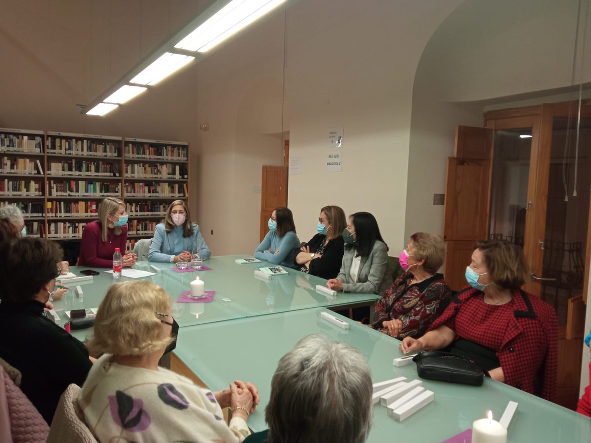 aytovvaserena's tweet photo. La escritora Rosa Huertas ha compartido esta tarde tertulia con los integrantes de los clubes de lectura de la ciudad. Un encuentro previo a la actividad que mañana tendrá la autora con los alumnos del IES San José en el Palacio de Congresos. https://t.co/29hs3fSnTa