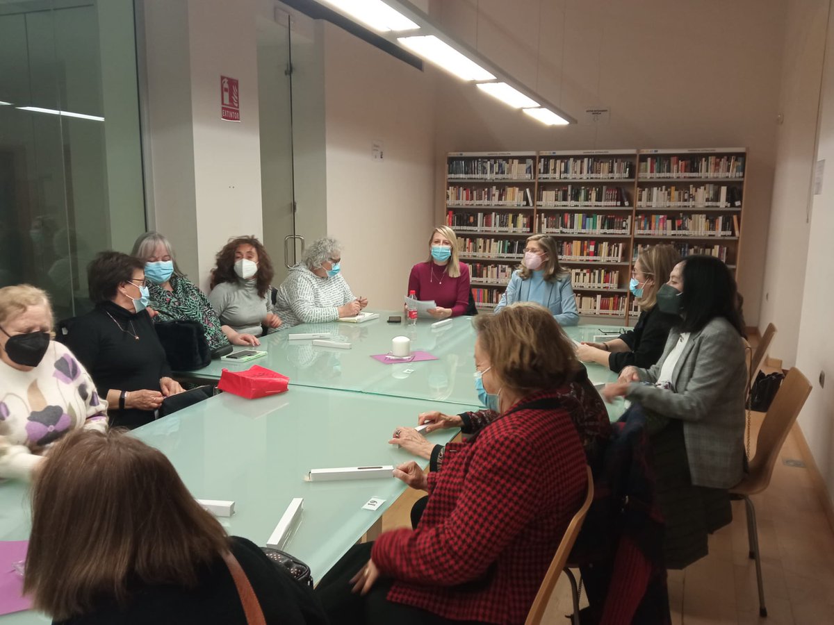 aytovvaserena's tweet photo. La escritora Rosa Huertas ha compartido esta tarde tertulia con los integrantes de los clubes de lectura de la ciudad. Un encuentro previo a la actividad que mañana tendrá la autora con los alumnos del IES San José en el Palacio de Congresos. https://t.co/29hs3fSnTa