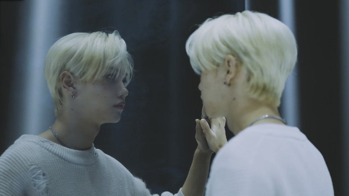 Deep end felix. Deep end felix обои. Феликс stray kids. Fever кириллизация. На самом дне океана постер.