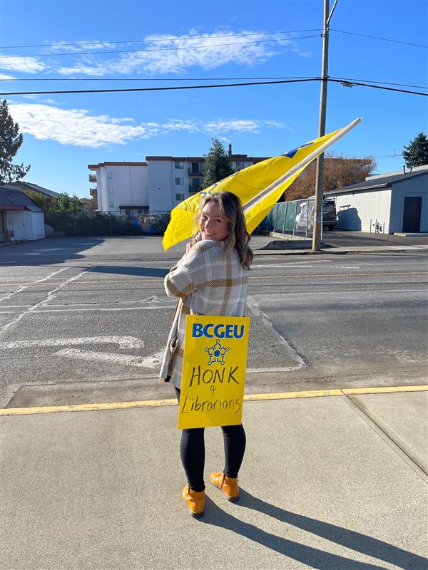 bcgeu's tweet photo. BCGEU librarians working for @VI_Library are on the picket line in Duncan TODAY to get their employer to make a serious offer. Tell your local VIRL board trustee to encourage the employer back to the table. Use this letter: https://t.co/pyck2375cJ        #respectVIRLlibrarians https://t.co/DHnAddaUMB