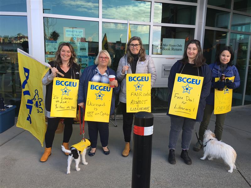 bcgeu's tweet photo. BCGEU librarians working for @VI_Library are on the picket line in Duncan TODAY to get their employer to make a serious offer. Tell your local VIRL board trustee to encourage the employer back to the table. Use this letter: https://t.co/pyck2375cJ        #respectVIRLlibrarians https://t.co/DHnAddaUMB
