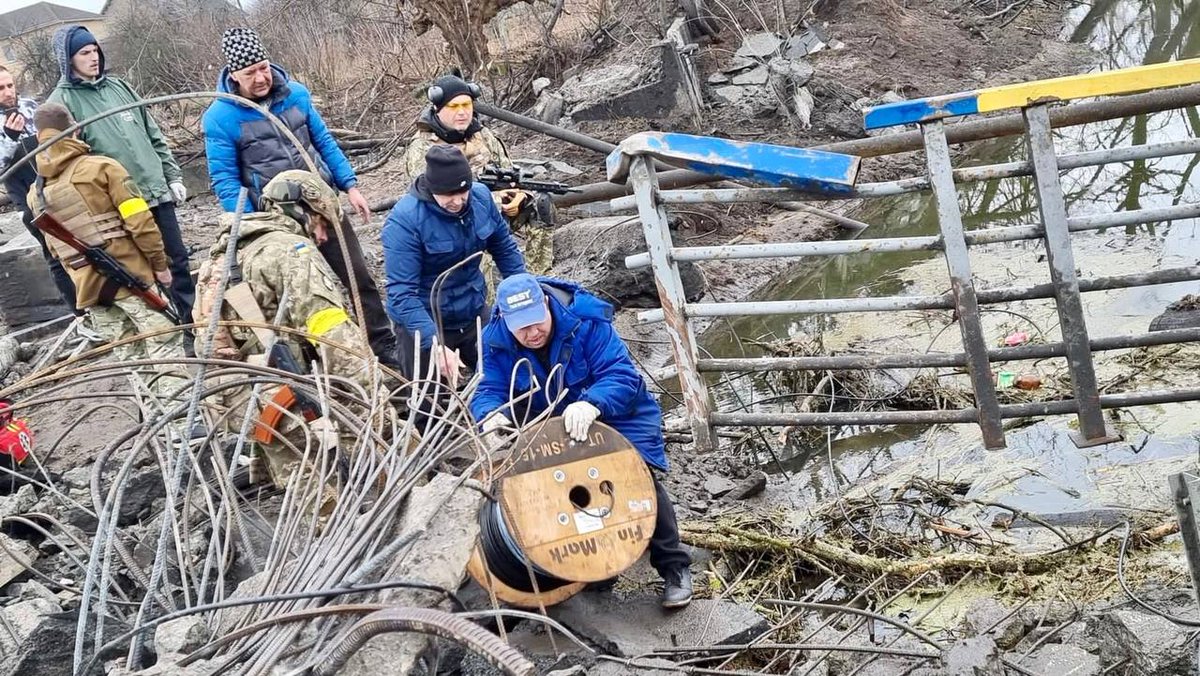 SSSCIP's tweet photo. Telecommunication specialists are invisible heroes of our days
Hundreds of specialists of Ukrainian internet service providers repair, restore and organize communication in bomb shelters, basements, underground parking lots every day. https://t.co/VC83EyKuLW