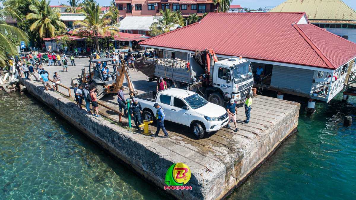 Panapro1's tweet photo. En la madrugada de este miércoles, un  Pickup cayó al mar en Bocas del Toro, sus ocupantes se encuentran ilesos, se logró rescatar y retirar el vehículo del mar.

Mas información, esta Noche en BTV NEWS a las 7pm, canal 150 y 1150HD en TIGO.

#BTVPANAMA #BocasdelToro  #IslaColon https://t.co/HA9LivUlUV
