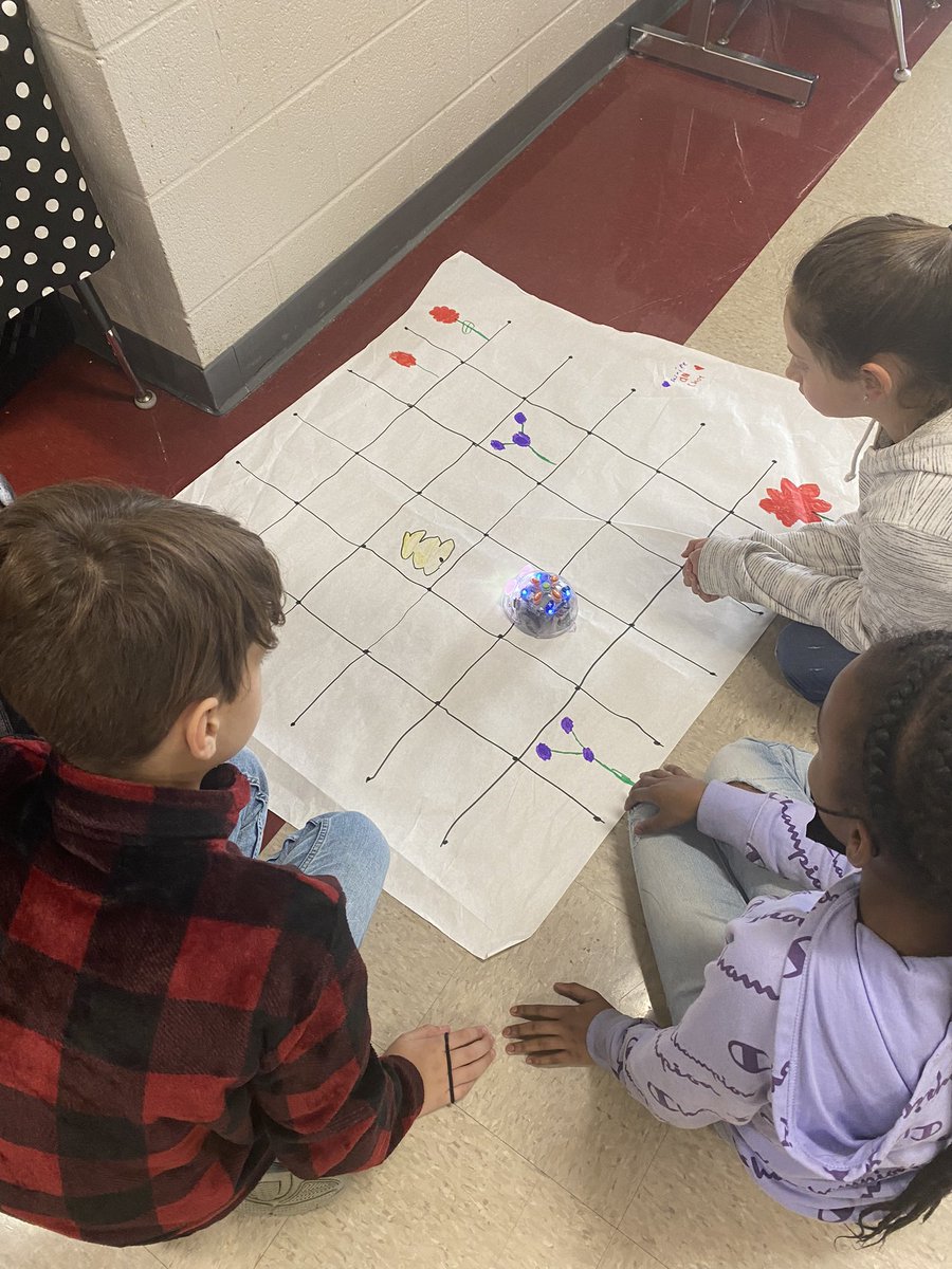 CLAchargers's tweet photo. STEAM Walk was a blast. All our STEAMbassadors did such a good job sharing their class projects. #caringLEARNINGachieving https://t.co/2JNgRCvhR2