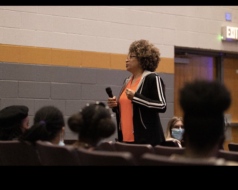 MrsLMarshall's tweet photo. Mignon Francois, Owner and CEO of Cupcake Collection participated in our #InternationalWomensDay2022. She shared her story of entrepreneurship with MHS Students. They were truly inspired. Thank you  @MignonFrancois_ @cupcaketweets @PantherNation_1 @SonyaBrooks71 @MetroSchools https://t.co/jzYQBiHT7T