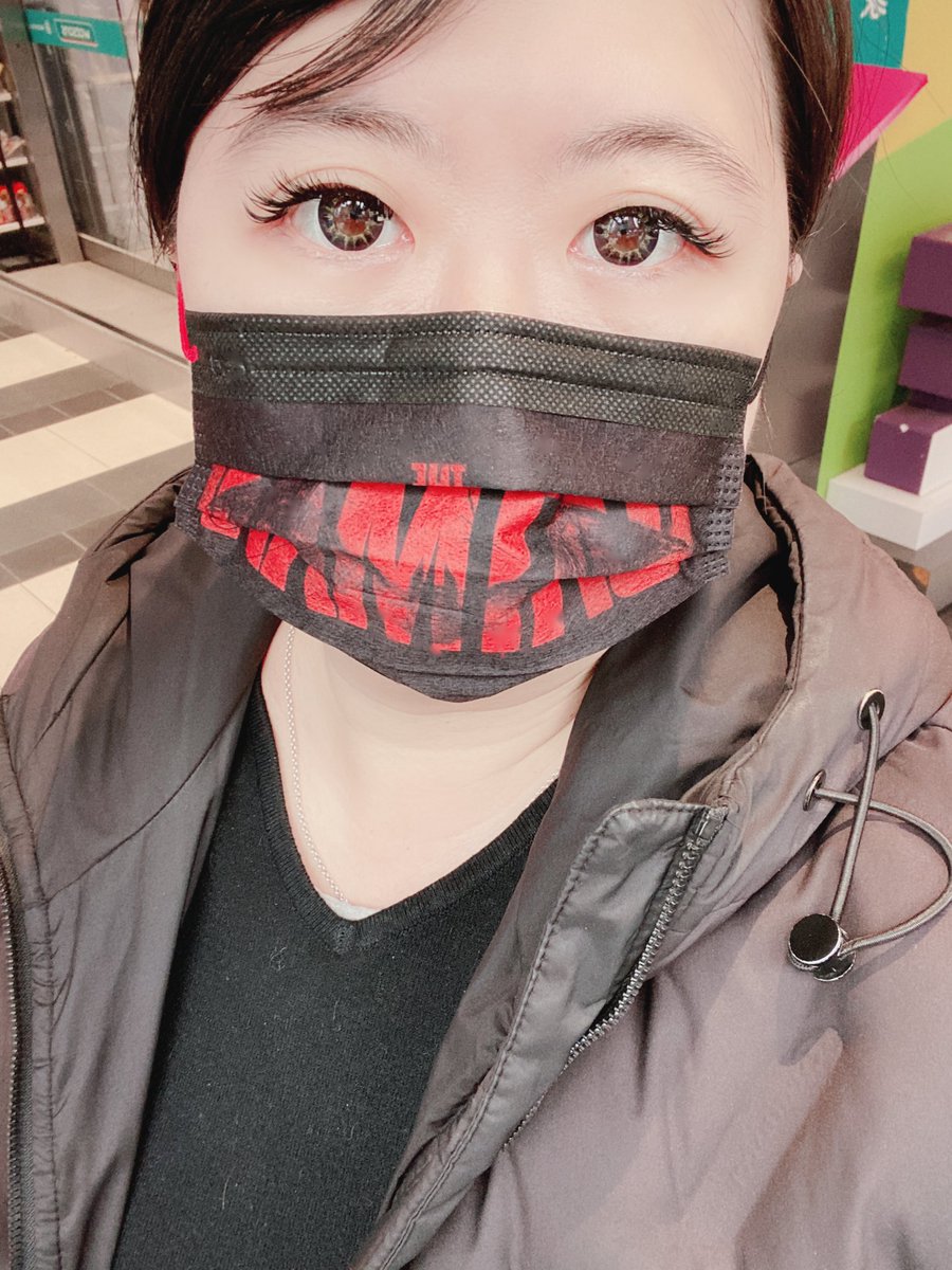 year0821's tweet photo. 我是瞳瞳🥺🥺（廢話）

前天發生了件慘案

去遠傳換個手機 他把我的Line殺死😭😭😭
好友 群組 對話紀錄通通不見了😭😭😭

不需要教我什麼還原方法了
因為重點：我沒有備份的習慣
（真心想揍死自己一萬遍還不夠
以後我會乖乖每個月備份的😭

所以遺失的好友們～
可以給我你們的Line ID嗎🥺 https://t.co/R5T2hvrPQj