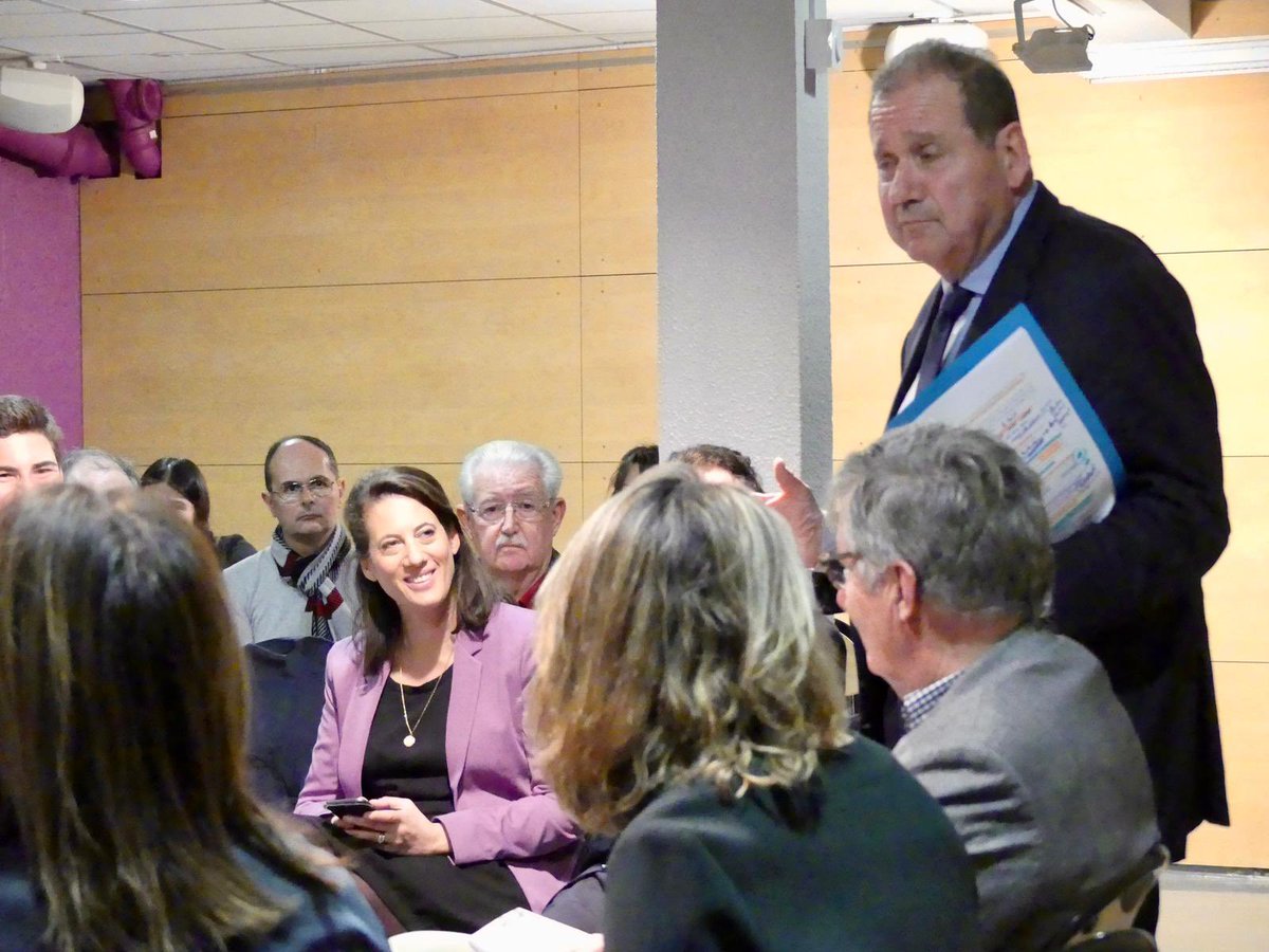 ADublanche's tweet image. Merci @max_brisson pour ces échanges passionnants à #Chatou sur l’avenir de notre #école et de nos enfants. Oui à: 
✅La remise des fondamentaux au 💛de l’école: +2h de français, + 1h de math en primaire
✅Plus d’autonomie pour les équipes pédagogiques
✅Une école du respect