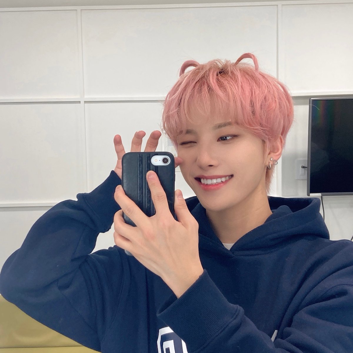 choiinb9t's tweet photo. ꒰ఎ εϊз ໒꒱ hola, soy choi in bøt y estoy aquí para hacerte muy feliz, si me necesitas puedes escribirme o @ (@choiinb9t) y estaré para ti, no olvides que e'last están muy felices y orgullosos de tener tu apoyo y amor ^..^ ‹𝟹 https://t.co/EQdaySUYbC