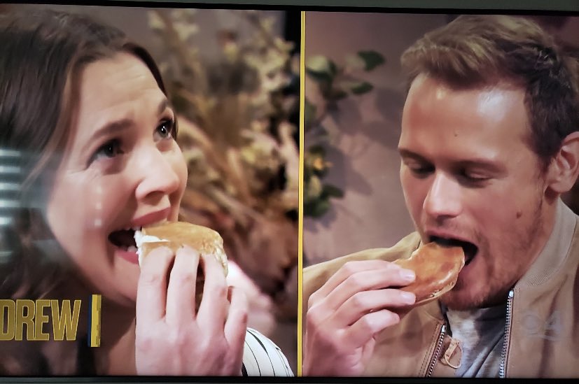 Sam Heughan on Twitter "FEEDS DREW A BAGEL! https//t.co/fvrri5mN4W…