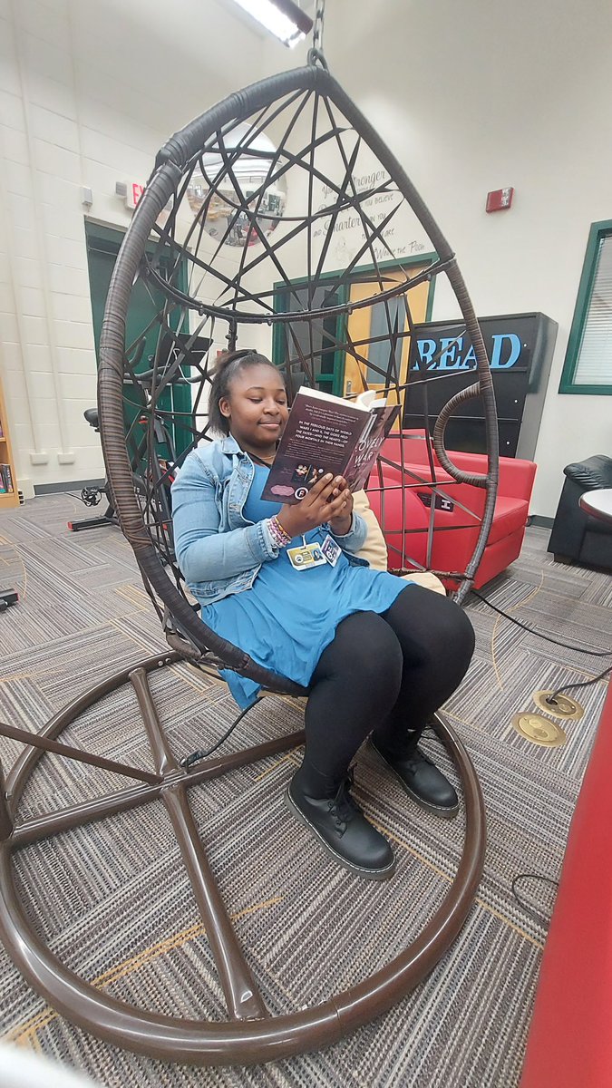 NMScougars's tweet photo. Mrs. Breedlove sure does love having students come by and read in the library! #Northsidereads #CougarPRIDE @LexingtonTwo @Shelleybelove https://t.co/lUhUIfzokr