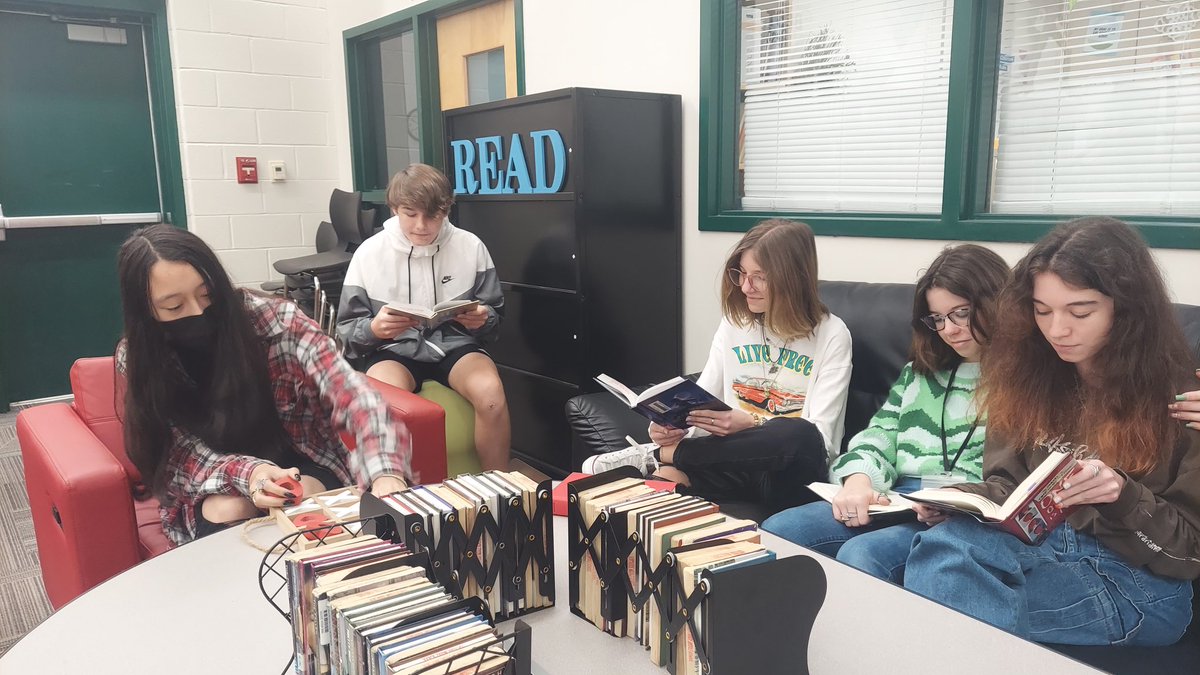 NMScougars's tweet photo. Mrs. Breedlove sure does love having students come by and read in the library! #Northsidereads #CougarPRIDE @LexingtonTwo @Shelleybelove https://t.co/lUhUIfzokr