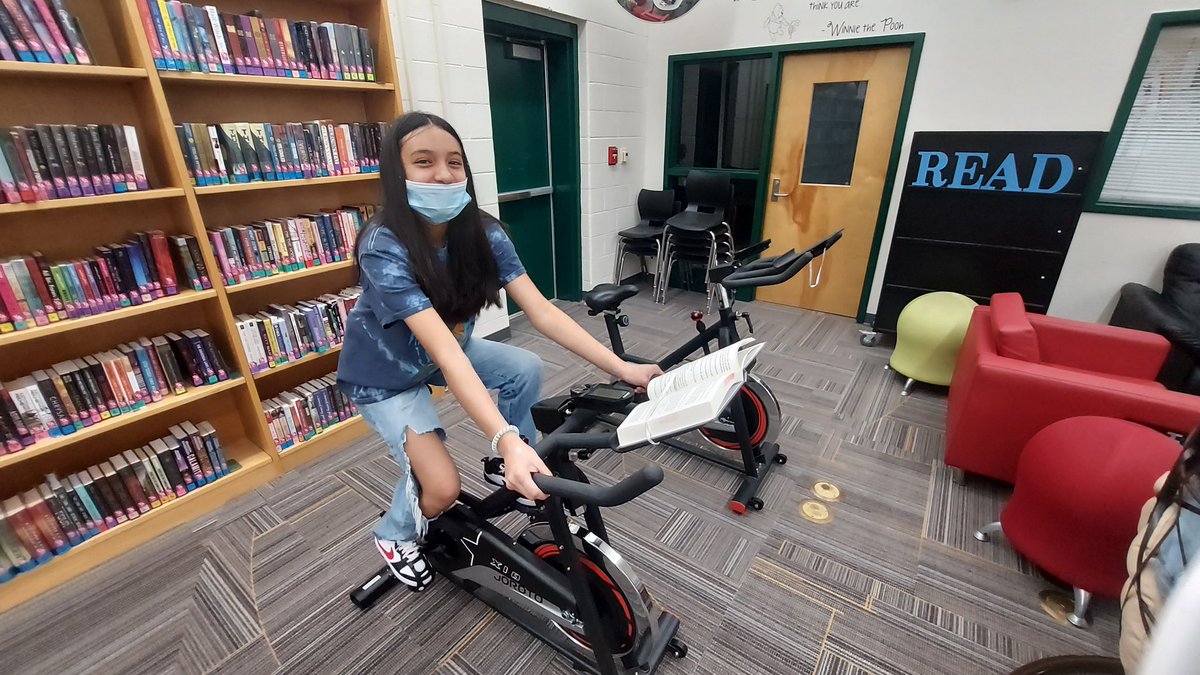 NMScougars's tweet photo. Mrs. Breedlove sure does love having students come by and read in the library! #Northsidereads #CougarPRIDE @LexingtonTwo @Shelleybelove https://t.co/lUhUIfzokr