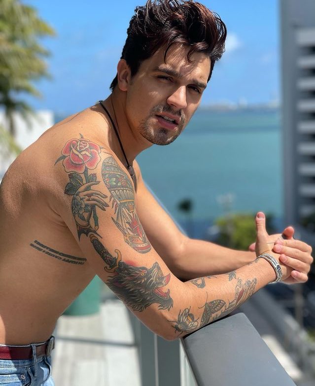 updateluans's tweet photo. 🚨 Luan Santana viaja a Miami a trabalho. O cantor está produzindo músicas com os estrangeiros Yoel Henríquez, Latin Grammy winner, e Oriana Hidalgo no 5020 Studio. Nesse estúdio, os produtores já trabalharam com grandes nomes internacionais, como Jlo, Camilo, Nicky Jam e Wisin. https://t.co/kADi8CNNR3