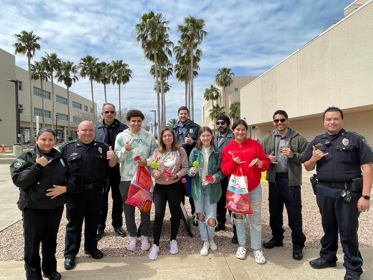 TAMUCCPD's tweet photo. Paletas Con Policias 2022 #tamucc #goislanders #shakasup #wildnwackywednesday #paletas https://t.co/0ySsAKJxSW