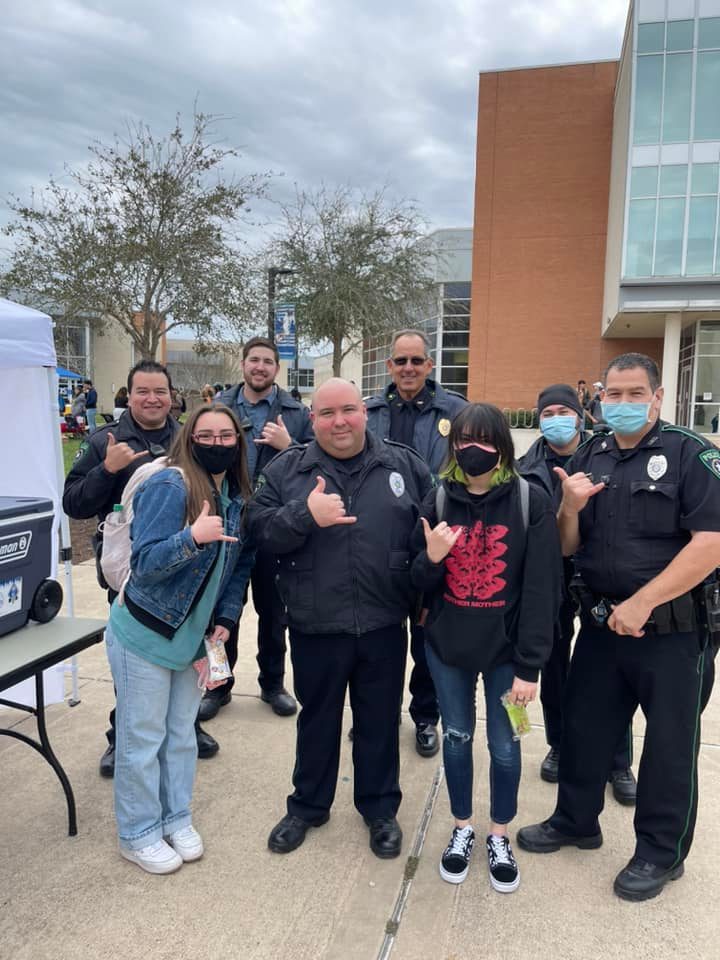 TAMUCCPD's tweet photo. Paletas Con Policias 2022 #tamucc #goislanders #shakasup #wildnwackywednesday #paletas https://t.co/0ySsAKJxSW