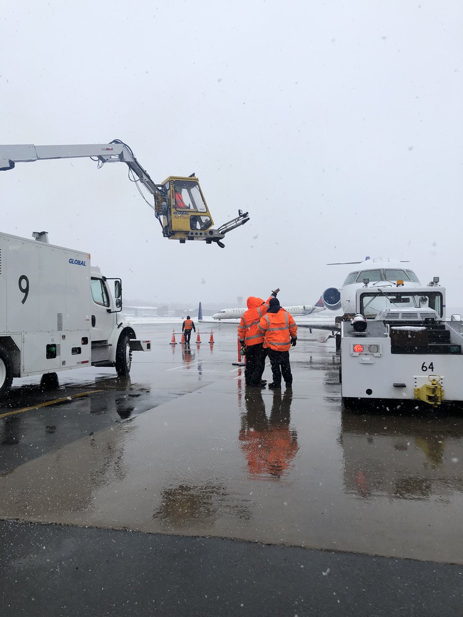 ddprincess72's tweet photo. Ensuring aircraft deicing is conducted safely is what is HaPpeNing on the east today! #IDSteamwork#safetyfirst#eastcoastsnow @ORDAOQC @kennyjets67 @JohnK_UA @AOSafetyUAL @BFogle_UAL https://t.co/4qasx3lYXN