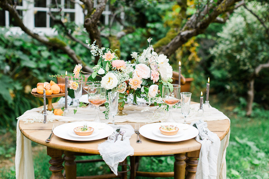 Peaches and cream perfection 🍑
capture by @tanjakibogo_photo
.
.
.
.
.
#katelynpinnerstudio #spring #richardphotolab #contax645 #portra400  #dsinspiration  #floraldesign #weddinginspiration #dsfloral #chasinglight #thescoutguide #dscolor #webelieveinbeauty #flashesofdelight #t
