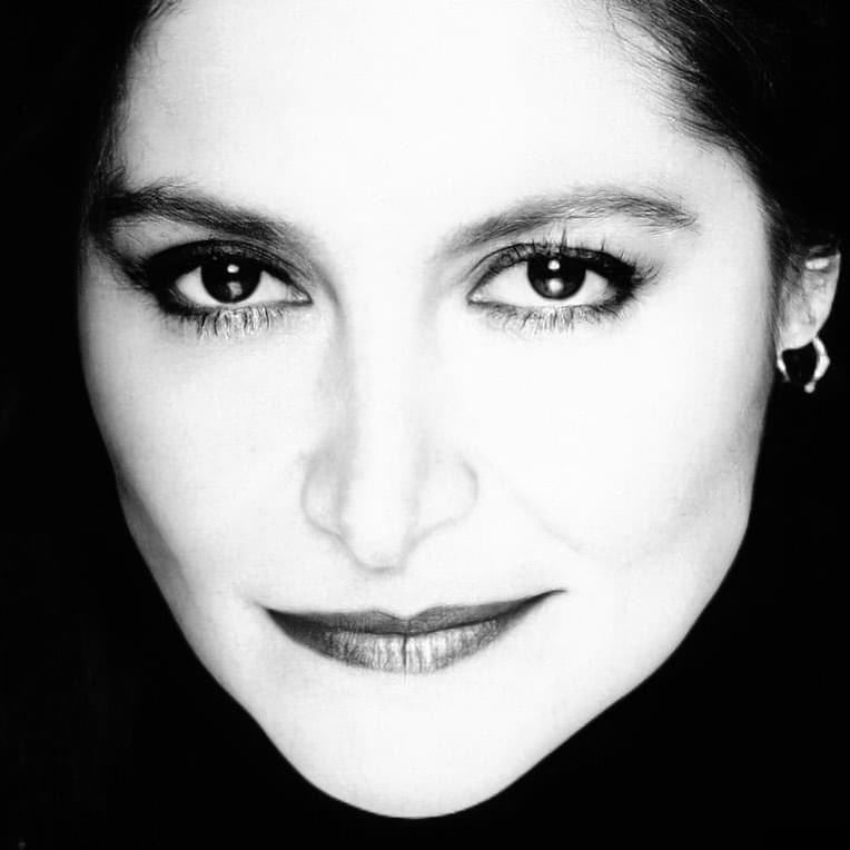 DanielaRomoWeb's tweet photo. ✨🥰 Permite que tu alma sonría a través de tu corazón y que tu corazón sonría a través de tus ojos‼️ 🙌🏻✨ Tenemos mejores resultados cuando sonreímos. Bonitas horas… 🦋 #DanielaRomo #FelizDía  #Sonríe #SiempreJuntos #LosQuiero https://t.co/a2Y02eMbdv