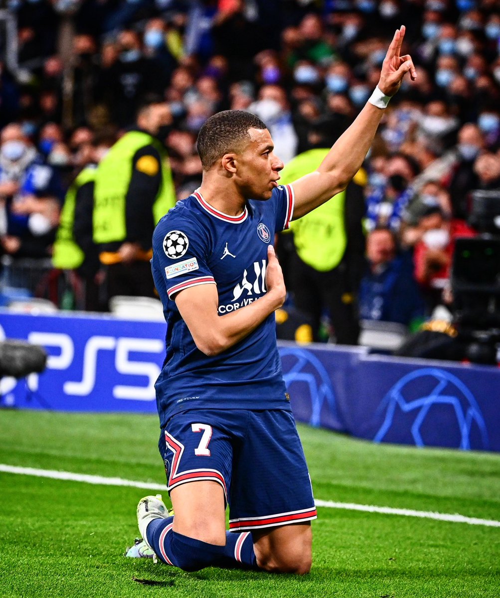 ActuFoot_'s tweet photo. Il est chez lui. PARTOUT. ❤️💙🔥 https://t.co/PavPkA7j7B