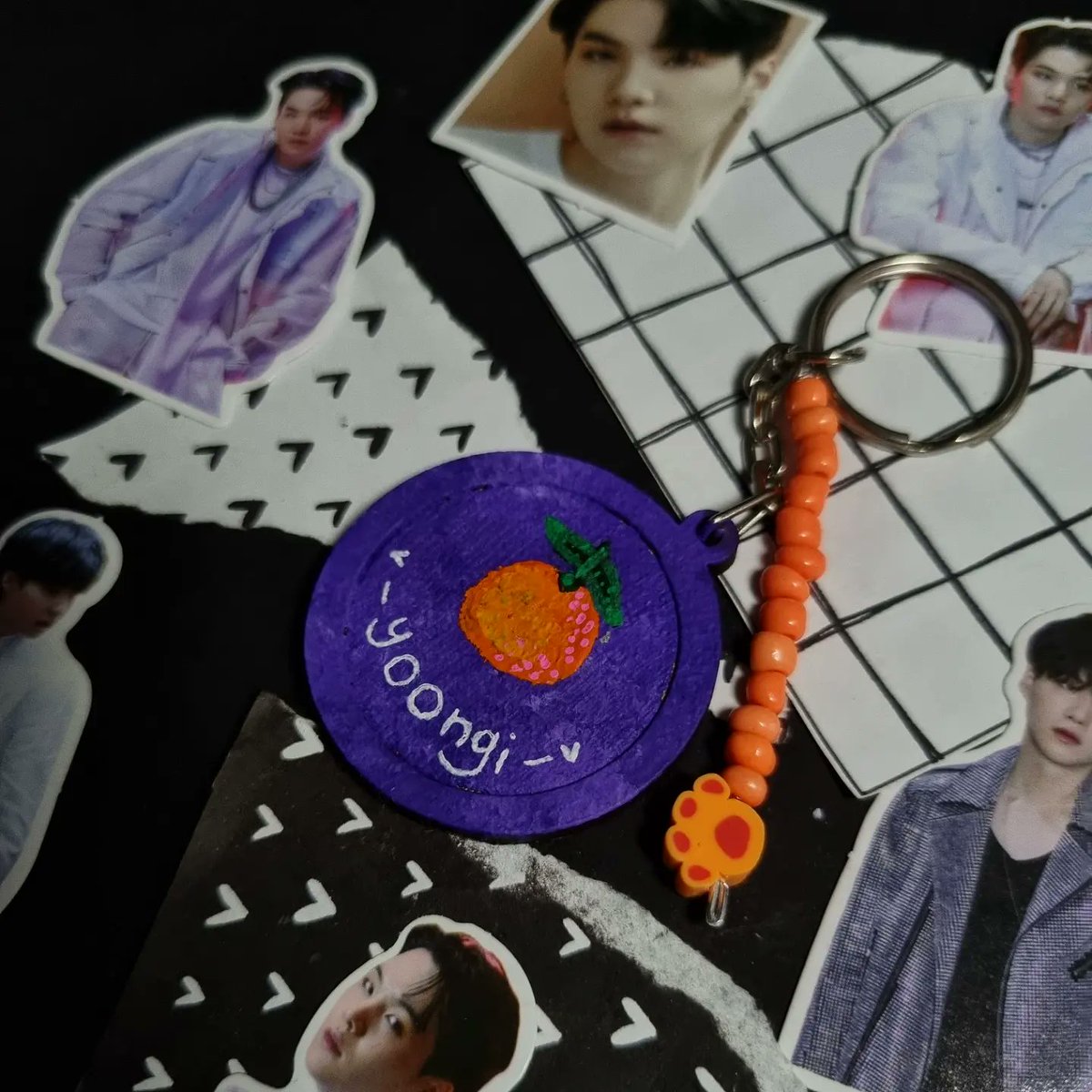 chegou o nosso chaveiro de tangerinas e pata de gatinho: CHAVEIRO YOONGI💜🐱

to felizzz com as referências ao yoon, tangerinas e cats💜

lembrando que na compra de um chaveiro+R$1 você pode escolher um adesivo do yoongi 🌌
gostaram do novo acessório pros chaveiros? conta aí 😍