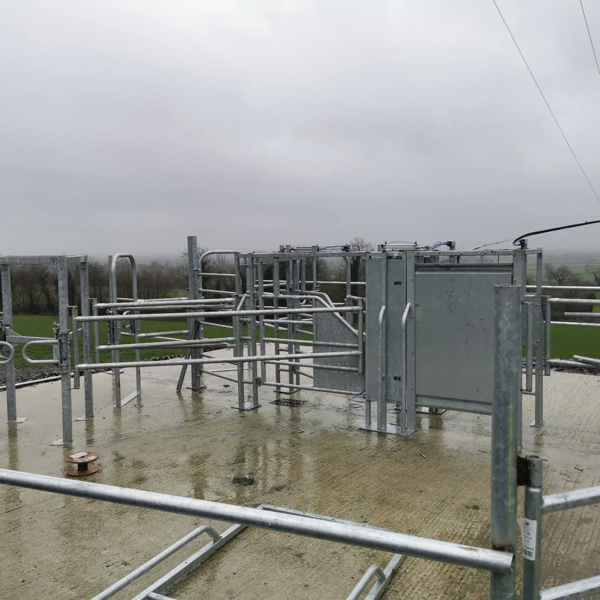 michaeldowney6's tweet photo. Getting set for turnout once weather improve on this @FullwoodPackoIE NEW entrant, simple, neat conversion. Love the grazegate layout and how it fitted into the existing yard. The farm #abcgrazing,fully reseeded, with quality stock purchased. #grasstomilk #roboticmilkingIreland https://t.co/q2cZdhkooc