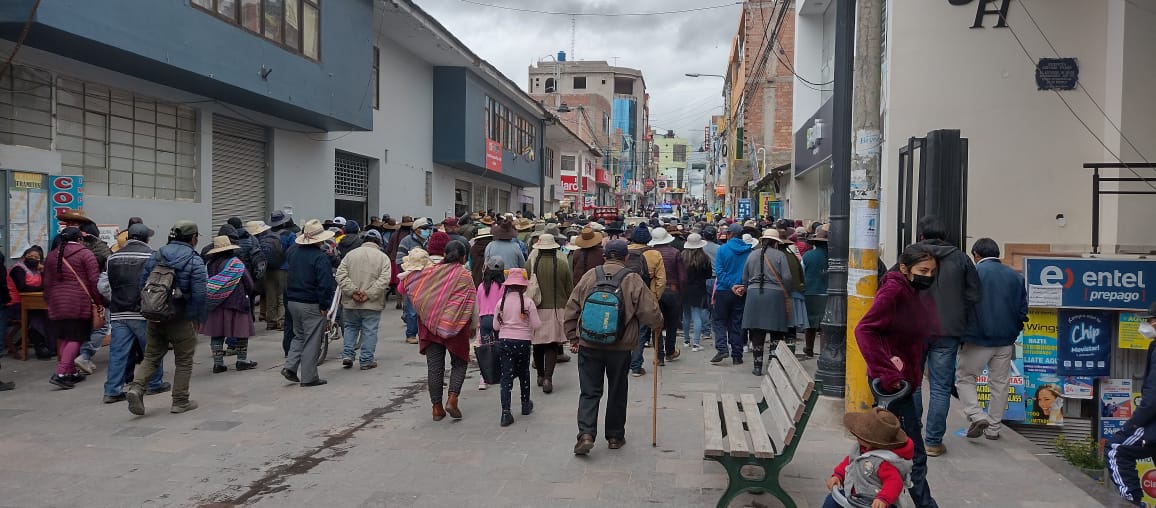 dhsfcusco's tweet photo. 🔴#AHORA | #Espinar se moviliza por las principales calles acompañando el féretro del defensor de derechos humanos y medio ambiente, Oscar Mollohuanca Cruz, cuyos restos serán velados en el Teatro Municipal. Se ha programado un homenaje póstumo y mañana será el entierro. https://t.co/DZ8olixX4A
