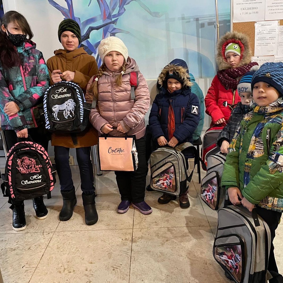 Сегодня первый учебный день для детей, прибывших с Донбасса. Прошлая неделя для них была адаптационная, учебные занятия проходили в пункте временного размещения  в «Дубках», а сегодня ребятишек радостно встречает 43 школа под руководством директора школы Пистолетовой В.К.