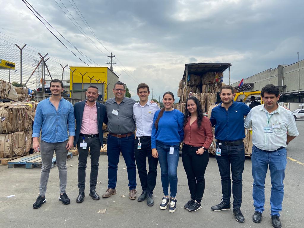 carlosiuribe's tweet photo. Enfrentar la #EmergenciaClimática es un propósito que solo podremos lograr si trabajamos UNIDOS.

Agradecemos a @PabloMontoyaD y al @Grupo_Exito por fomentar la #EconomíaCircular mediante la implementación de un modelo sostenible de consumo y disposición de residuos. https://t.co/KLYVlPt7vD