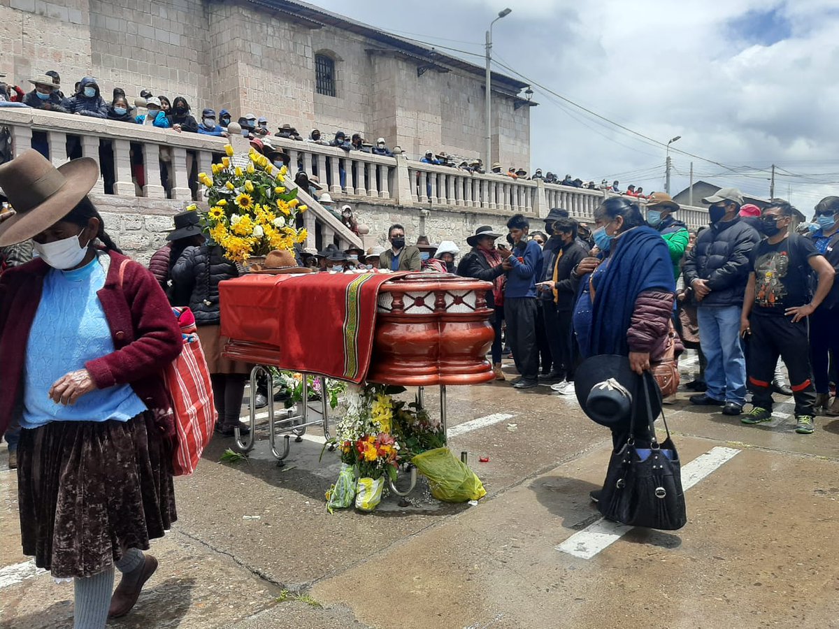 dhsfcusco's tweet photo. 🔴#AHORA | #Espinar se moviliza por las principales calles acompañando el féretro del defensor de derechos humanos y medio ambiente, Oscar Mollohuanca Cruz, cuyos restos serán velados en el Teatro Municipal. Se ha programado un homenaje póstumo y mañana será el entierro. https://t.co/DZ8olixX4A