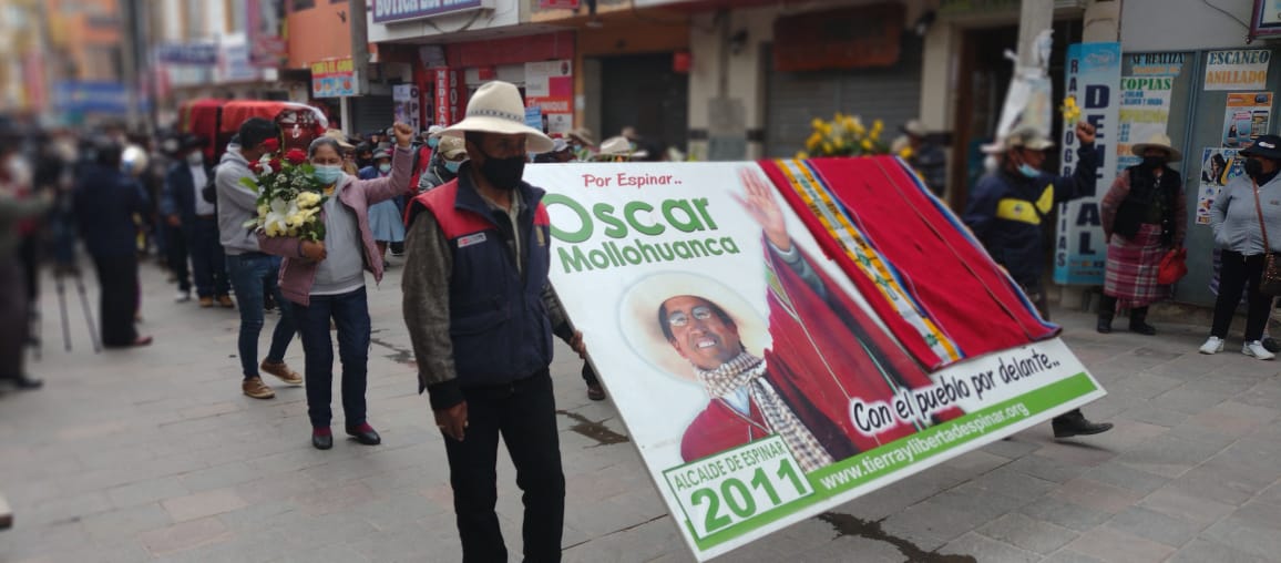 dhsfcusco's tweet photo. 🔴#AHORA | #Espinar se moviliza por las principales calles acompañando el féretro del defensor de derechos humanos y medio ambiente, Oscar Mollohuanca Cruz, cuyos restos serán velados en el Teatro Municipal. Se ha programado un homenaje póstumo y mañana será el entierro. https://t.co/DZ8olixX4A