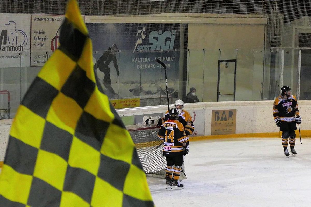 Ecco alcuni scatti della partita di ieri sera, Gara 5 contro Unterland Cavaliers.📸

Le altre immagini sono disponibili sulla nostra pagina ➡️
mastinivarese.hockey/gallery-2021-2…