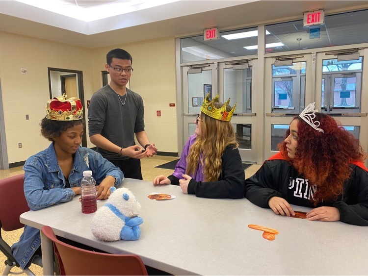 CHSCrimsonTide's tweet photo. Students in Ms. Eckman Wissler’s British Literature class collaborate to paraphrase, act out, and create meaning after reading “Sir Gawain and The Green Knight.” https://t.co/EHXoKojc1H