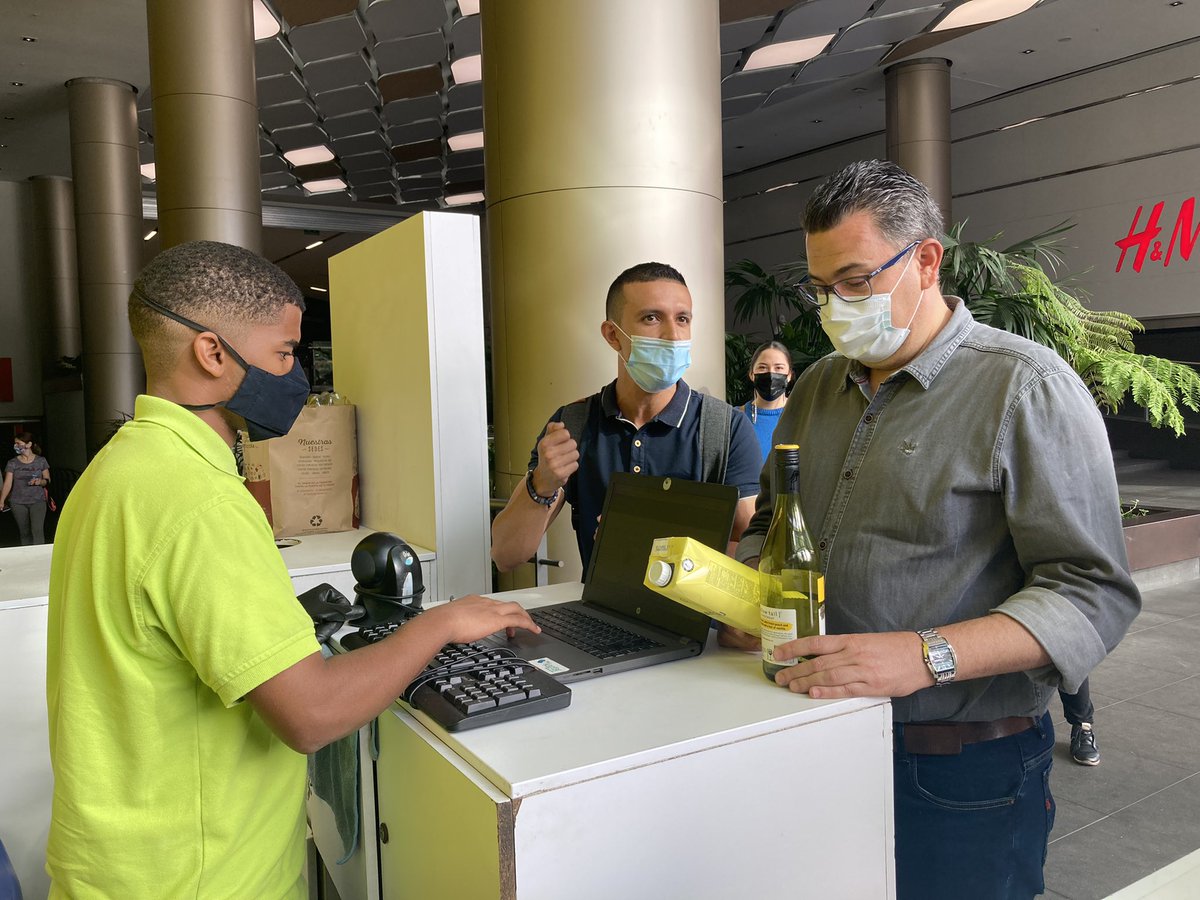 Ambiente_Ant's tweet photo. Felicitamos al @Grupo_Exito por ser un referente de #EconomíaCircular♻️
Con su estrategia #SoyRE, la reducción de bolsas de plástico🛍️, su proceso de reciclaje trastienda y en el centro de distribución📦, han consolidado una gran apuesta por el cuidado de la VIDA en el PLANETA🌎 https://t.co/cwPaPxvVIi