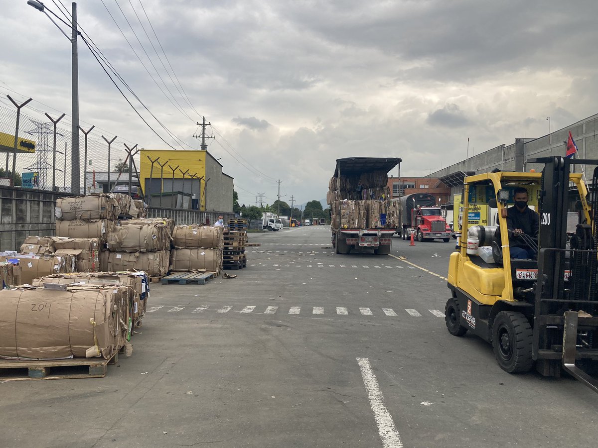 Ambiente_Ant's tweet photo. Felicitamos al @Grupo_Exito por ser un referente de #EconomíaCircular♻️
Con su estrategia #SoyRE, la reducción de bolsas de plástico🛍️, su proceso de reciclaje trastienda y en el centro de distribución📦, han consolidado una gran apuesta por el cuidado de la VIDA en el PLANETA🌎 https://t.co/cwPaPxvVIi