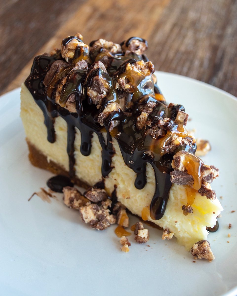 3brothersbakery's tweet photo. Just another magical dessert #snickerscheesecake https://t.co/oMZjdR2Y1K