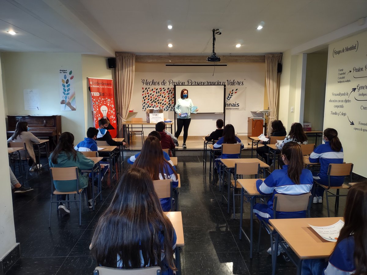 julisanzmamolar's tweet photo. Hoy los alumnos de 6º del @colsangregorio están de enhorabuena. Han recibido el diploma por el sello de calidad #eTwinning al proyecto realizado en 5º "STAY HEALTHY, a must in our lives" con @javiramossancha y un servidor. A seguir creciendo como #eTwinningSchool #AguilardeCampoo https://t.co/nqGy4ojc7V