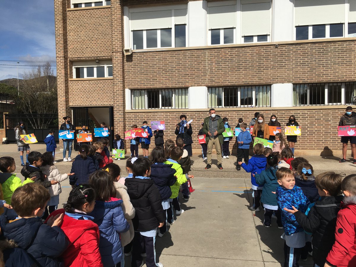 scarned0's tweet photo. El colegio Sagrado Corazón ha querido unirse hoy a la oración por La Paz de Ucrania y ha agradecido a toda la comunidad educativa su generosidad y participación en la campaña de recogida para las familias afectadas por esta situación.
https://t.co/KNjA2abCr7 https://t.co/li5oMEj6mc