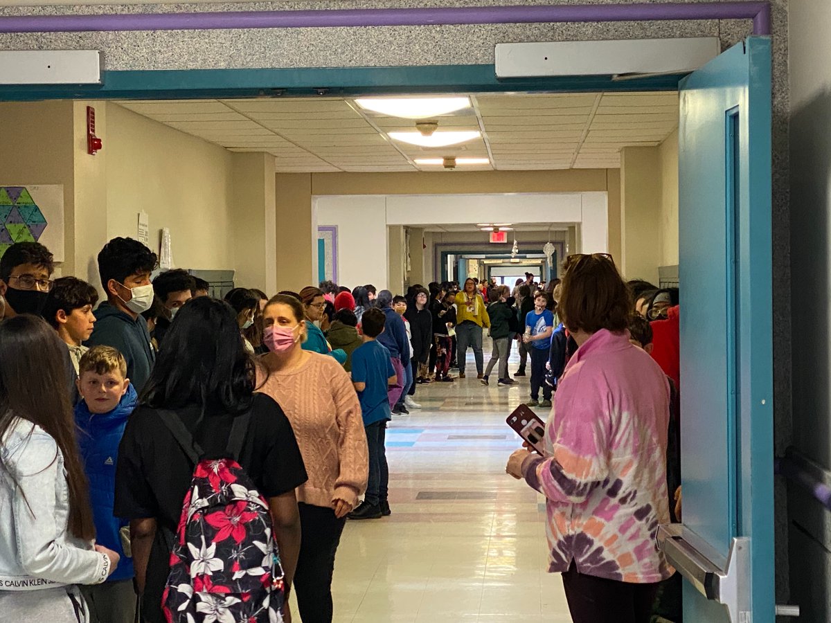 SullivanLPSD's tweet photo. Today's rolling rally for our Lady Huskies was amazing. Nothing like hearing our school community cheering for their friends. Great work ladies and congratulations again. #SullivanPRIDE #HuskyPRIDE @_LHSAthletics https://t.co/pGgMDZoXJq