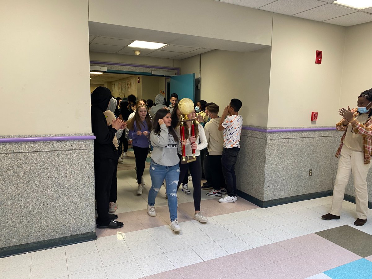 SullivanLPSD's tweet photo. Today's rolling rally for our Lady Huskies was amazing. Nothing like hearing our school community cheering for their friends. Great work ladies and congratulations again. #SullivanPRIDE #HuskyPRIDE @_LHSAthletics https://t.co/pGgMDZoXJq