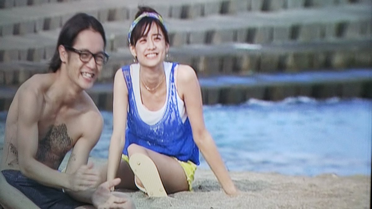 tomoyasu0613's tweet photo. ビーチ眼鏡さがし😅
光の眼鏡を砂浜に隠して遊ぶ💦💦「自分の眼鏡を砂浜に埋める馬鹿いないっしょ」の言い方激かわいい😍そしてその後波奈江ちゃんに告白するシーン……苦しくて号泣😭情緒がジェットコースター😭😭😭😭😭
#SUMMERNODE
#窪田正孝 https://t.co/S2JcctBy5Z
