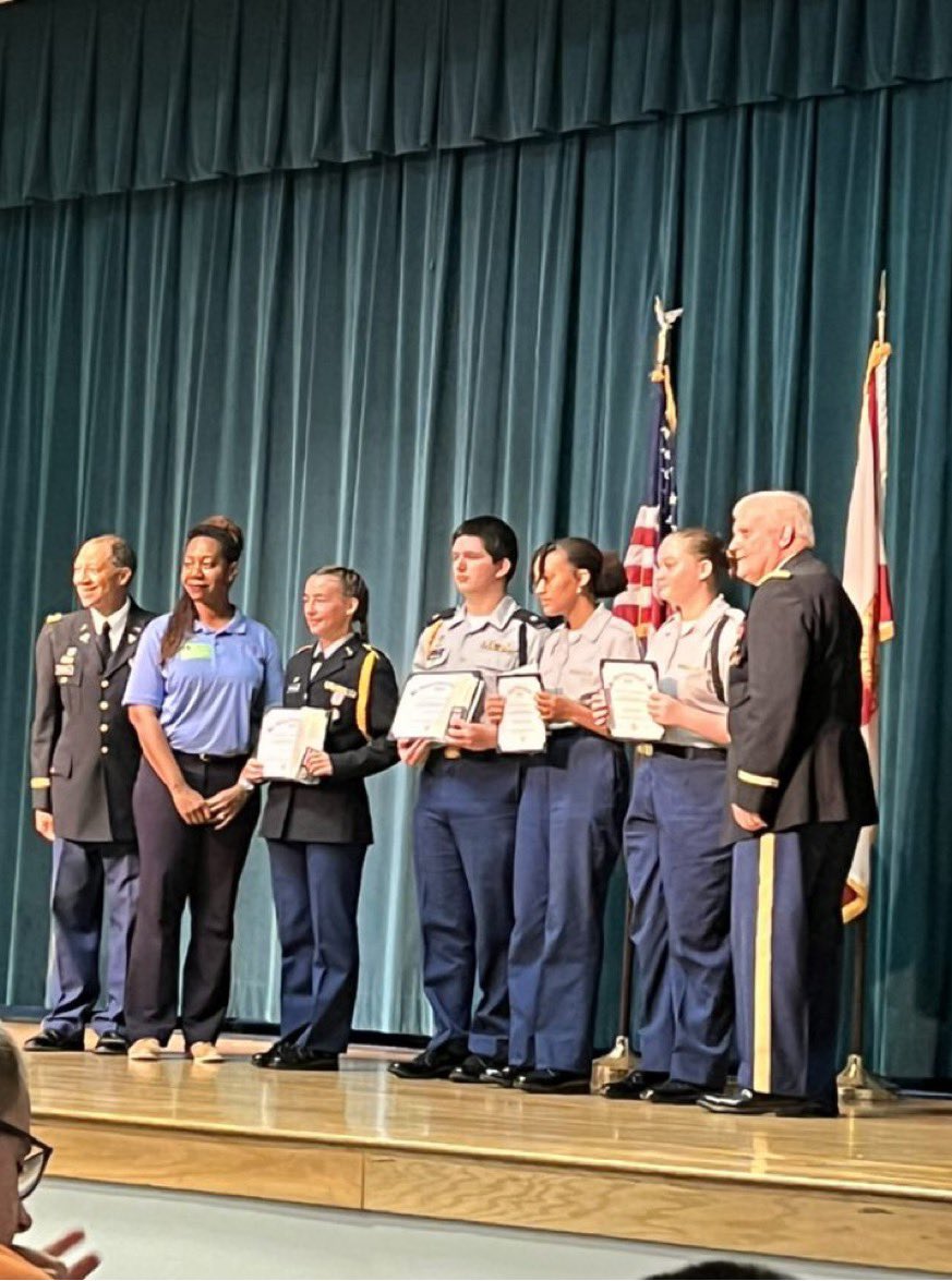 LonghornsFlagFB's tweet photo. Congrats to @leximosley10 for receiving an “outstanding leadership” award from JROTC!! 🔥🤘💪💛💜 https://t.co/0pNjBTbzw7