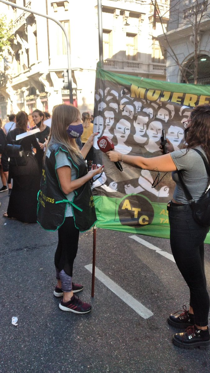 taxistasdecapit's tweet photo. #8M El día que nos preparamos., nos emocionamos, nos encontamos... ! Juntas entendemos que la lucha en organización y en unidad la victoria esta má cerca.
#Libres
#Desendeudadas
#FueraUber
#8Marzo2022 https://t.co/DjuYrYitrE