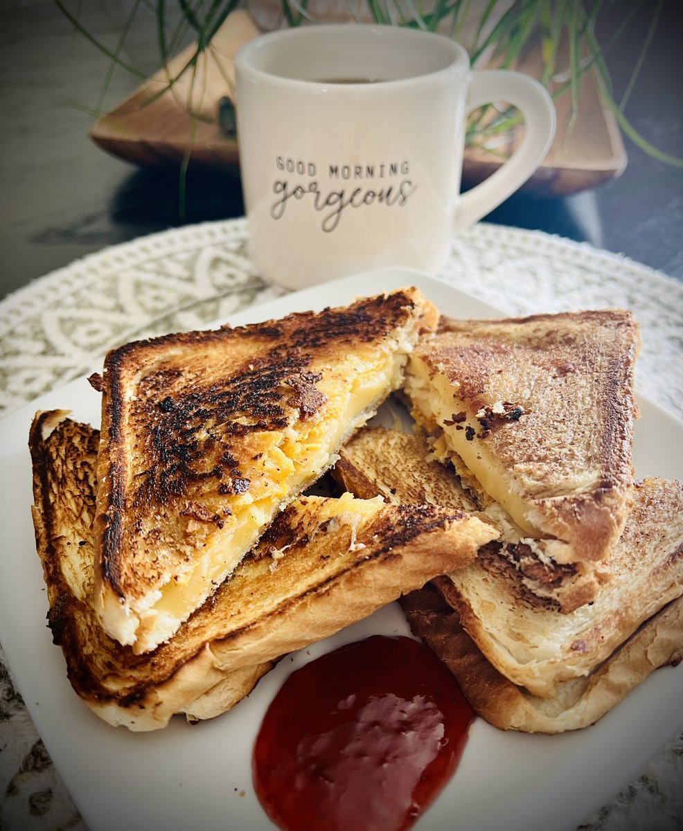 MailynSpeaks's tweet photo. The white stuff is dumping again in Colorado. For breakfast I made 3 cheese grilled sandwich, stuffed with bbq chips and served with dipping raspberry jam. 

Boys and girls, this is not your typical pan con queso. Your argument is invalid. 🤪

#DaringAndDifferent #MamiCooks https://t.co/RcFKaysvzF