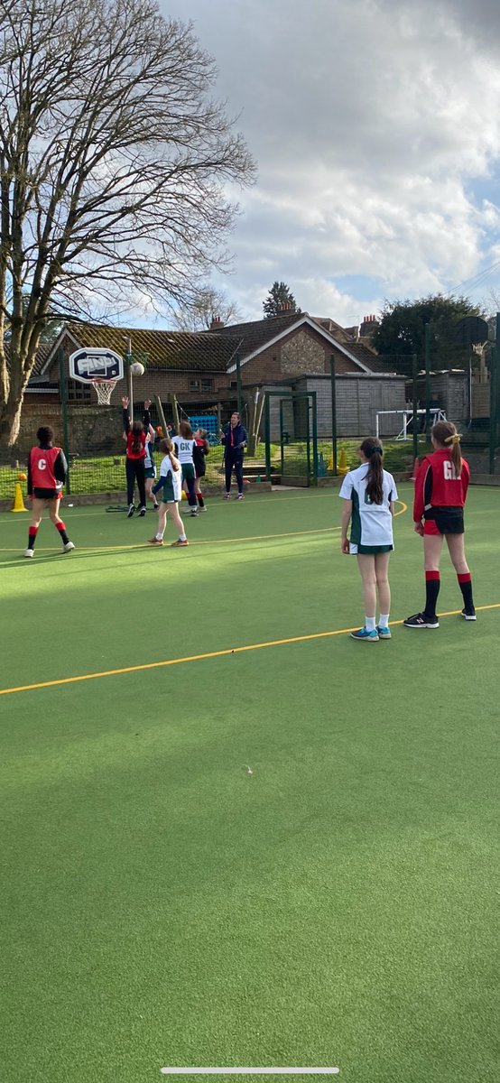 What a lovely, sunny afternoon of netball 🤩👌🏼 Thanks to @HeathertonSch for coming over to us! Year 6 girls played some great netball this afternoon, well done to all involved 🌟.