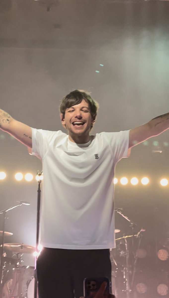 alwaystl91's tweet photo. A sequência de fotos mais amável desse mundo eu amo seu sorriso louis tomlinson https://t.co/HdcyrVYLbl
