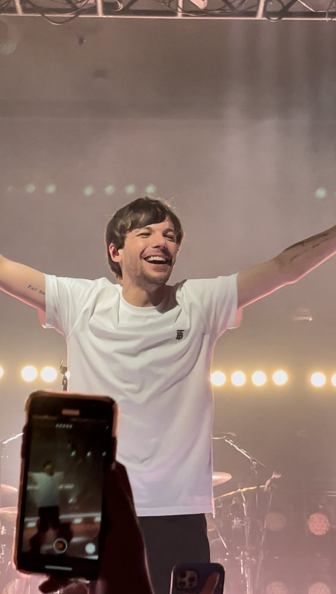 alwaystl91's tweet photo. A sequência de fotos mais amável desse mundo eu amo seu sorriso louis tomlinson https://t.co/HdcyrVYLbl