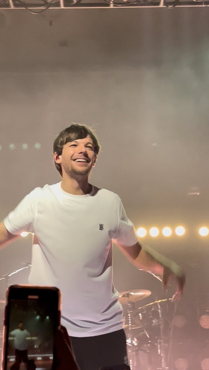 alwaystl91's tweet photo. A sequência de fotos mais amável desse mundo eu amo seu sorriso louis tomlinson https://t.co/HdcyrVYLbl