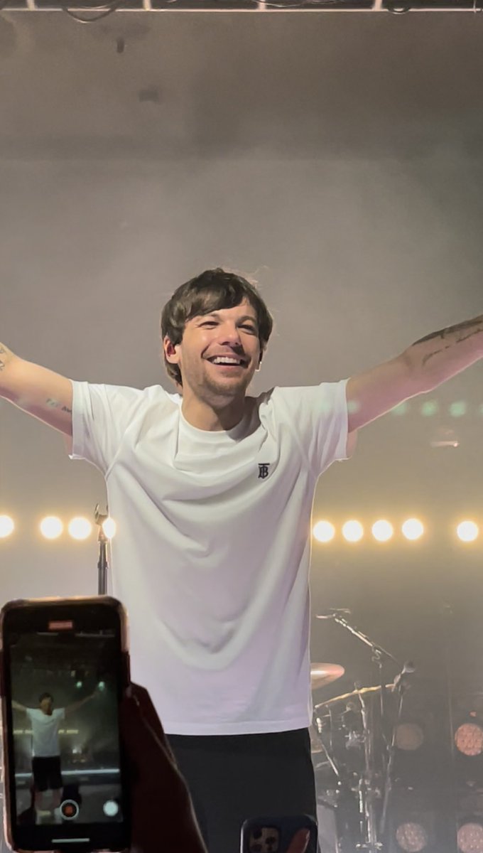 alwaystl91's tweet photo. A sequência de fotos mais amável desse mundo eu amo seu sorriso louis tomlinson https://t.co/HdcyrVYLbl